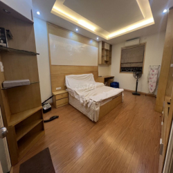 Cho thuê căn hộ 130 Đốc Ngữ. 140m2, 3 PN đủ đồ