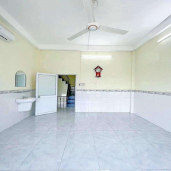 Cho thuê nhà mặt tiền ngay chân cầu Quang Trung