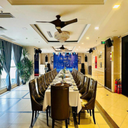 Cho thuê toà nhà phố Triệu Việt Vương mặt tiền 11m