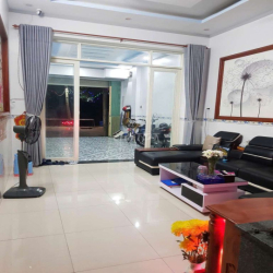 giá thuê có 6,5t/tháng. nhà trệt lầu. có  máy lạnh , giường  nhanh ạ