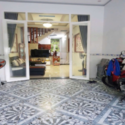 giá thuê có 6,5t/tháng. nhà trệt lầu. có  máy lạnh , giường  nhanh ạ