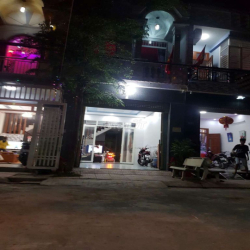 giá thuê có 6,5t/tháng. nhà trệt lầu. có  máy lạnh , giường  nhanh ạ