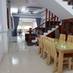 giá thuê có 6,5t/tháng. nhà trệt lầu. có  máy lạnh , giường  nhanh ạ