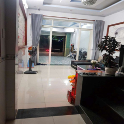 giá thuê có 6,5t/tháng. nhà trệt lầu. có  máy lạnh , giường  nhanh ạ