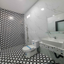 Bán nhà tone xám đen cực sang gần ngã tư Gia Bảo – 2PN, 5x23