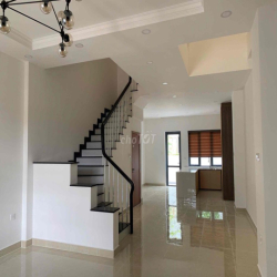 Cho thuê nhà phố Đông Tăng Long, nội thất cơ bản, nhà mới sạch đẹp