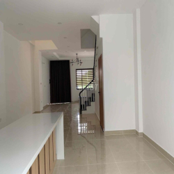 Cho thuê nhà phố Đông Tăng Long, nội thất cơ bản, nhà mới sạch đẹp