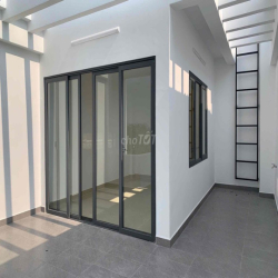 Cho thuê nhà phố Đông Tăng Long, nội thất cơ bản, nhà mới sạch đẹp