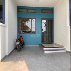 Cho thuê nhà phố Đông Tăng Long, nội thất cơ bản, nhà mới sạch đẹp