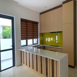 Cho thuê nhà phố Đông Tăng Long, nội thất cơ bản, nhà mới sạch đẹp