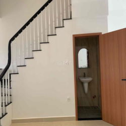 Cho thuê nhà phố Đông Tăng Long, nội thất cơ bản, nhà mới sạch đẹp