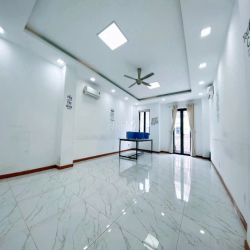 Cho thuê vp Cityland giá 7tr7 có ban công rộng