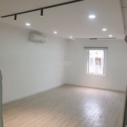 V.phòng mặt tiền Cộng Hòa 20m2 + free 20m2 p.họp - Ngày vào 15/05