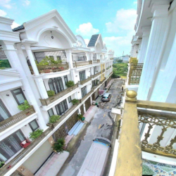 nhà fun nội thất.khu đồng bộ.ggần khu dân cư Vĩnh Lộc