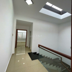 Nhà 100m2 sân vườn Xe Hơi Tránh Nhau Đường 37 giao đường Hiệp Bình 4PN