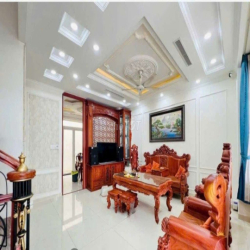 biệt thự sẵn nội thất có hầm để ôtô , có thang máy .5pn .