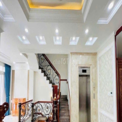 biệt thự sẵn nội thất có hầm để ôtô , có thang máy .5pn .