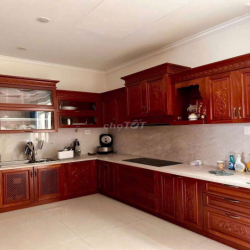 biệt thự sẵn nội thất có hầm để ôtô , có thang máy .5pn .