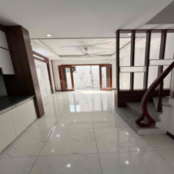cho thuê nhà nguyên căn 32 m2 xây 5 tầng giá 5.5 tr/1 tháng .
