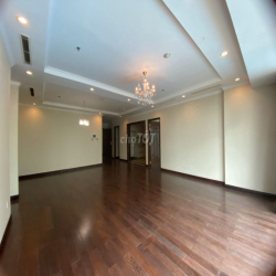 Cho thuê *** 1 căn Vincom Center tầng 21 có sân vườn, 3PN cực đẹp