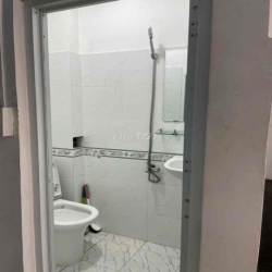 Nhà nguyên căn. Hình thật 100%. 2 lầu, sân thượng