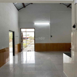 Nhà có điều hoà nóng lạnh, mặt tiền đường lớn