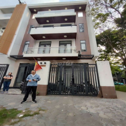 Cho thuê nhà làm văn phòng 10*20m ba lầu xây trống suốt