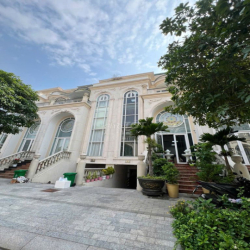 Văn phòng riêng 80m² – kính riêng, có ban công, di chuyển thoải mái