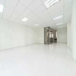 Văn phòng riêng 80m² – kính riêng, có ban công, di chuyển thoải mái