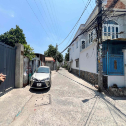 Nhà 2 Tầng Góc 2 Mặt Tiền Đường Oto Né Nhau Ngay GaMetro - Ngang 5M