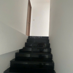 Cho thuê duplex(3pn+3wc) sân vườn, view 360 độ . Kế Q2 đi Q1 mất 20p.