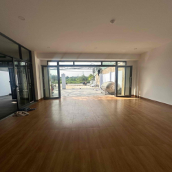 MB kinh doanh rộng 180m2