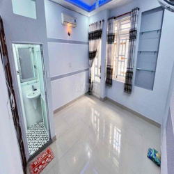 NHÀ 3 TẦNG LẦU SÂN THƯỢNG HẺM XE HƠI 4PN 6WC