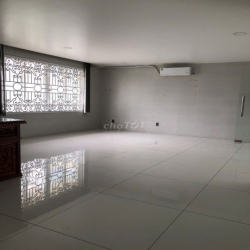 nhà 8x20m,4L,6 máy lạnh KHU TÊN LỬA giá 45tr/tháng 