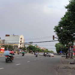 Mặt tiền đường tên lửa 8*20m một trệt một lầu vỉa hè10m