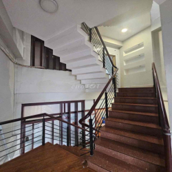 Cho thuê nguyên căn đường Nguyễn Đình Chiểu Q3 ( nhà mới , giá 40tr).