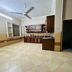 nhà ngõ 512 hoàng hoa thám 57m x 5T giá 15tr/th