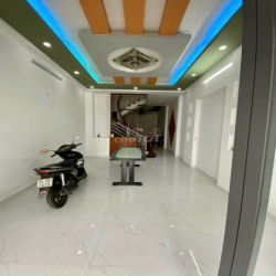 NHÀ HẺM XE HƠI ĐẬU CỬA RỘNG RÃI 4PN