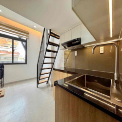 DUPLEX GÁC CAO 1m5_ SÁT GA METRO BẾN THÀNH _ NGAY CẦU ÔNG LÃNH,FULL NT