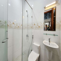 Cho thuê căn hộ 2PN đẹp nguyên tầng 75m2, mới hoàn thiện, có thang máy