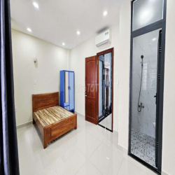 Cho thuê căn hộ 2PN đẹp nguyên tầng 75m2, mới hoàn thiện, có thang máy