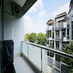 Cho thuê căn hộ 2PN đẹp nguyên tầng 75m2, mới hoàn thiện, có thang máy