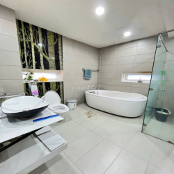 Cho thuê biệt thự mới 50 triệu, 10x 20m ,3 tấm + Hầm mặt tiền đường 19