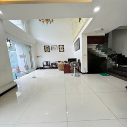 Cho thuê biệt thự mới 50 triệu, 10x 20m ,3 tấm + Hầm mặt tiền đường 19