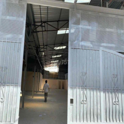 Dạ em có Kho 200m2 và 300m2 xe Tải vào đến nơi,có điện 3 Pha