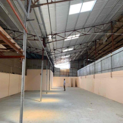 Dạ em có Kho 200m2 và 300m2 xe Tải vào đến nơi,có điện 3 Pha