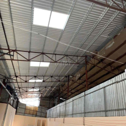 Dạ em có Kho 200m2 và 300m2 xe Tải vào đến nơi,có điện 3 Pha