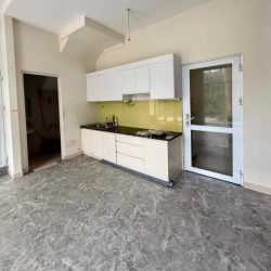 Shop Ngay mặt tiền cổng chính chung cư Dreamhome. Giá thuê 12 triệu.