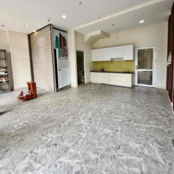 Shop Ngay mặt tiền cổng chính chung cư Dreamhome. Giá thuê 12 triệu.