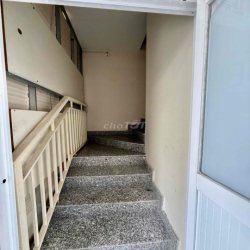 Shop Ngay mặt tiền cổng chính chung cư Dreamhome. Giá thuê 12 triệu.